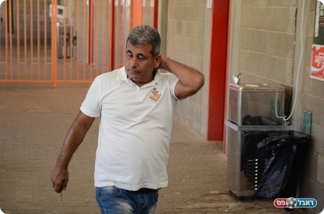 כועס מאוד על השחקנים שלו. יוסי שאבי (אמיר אזון)